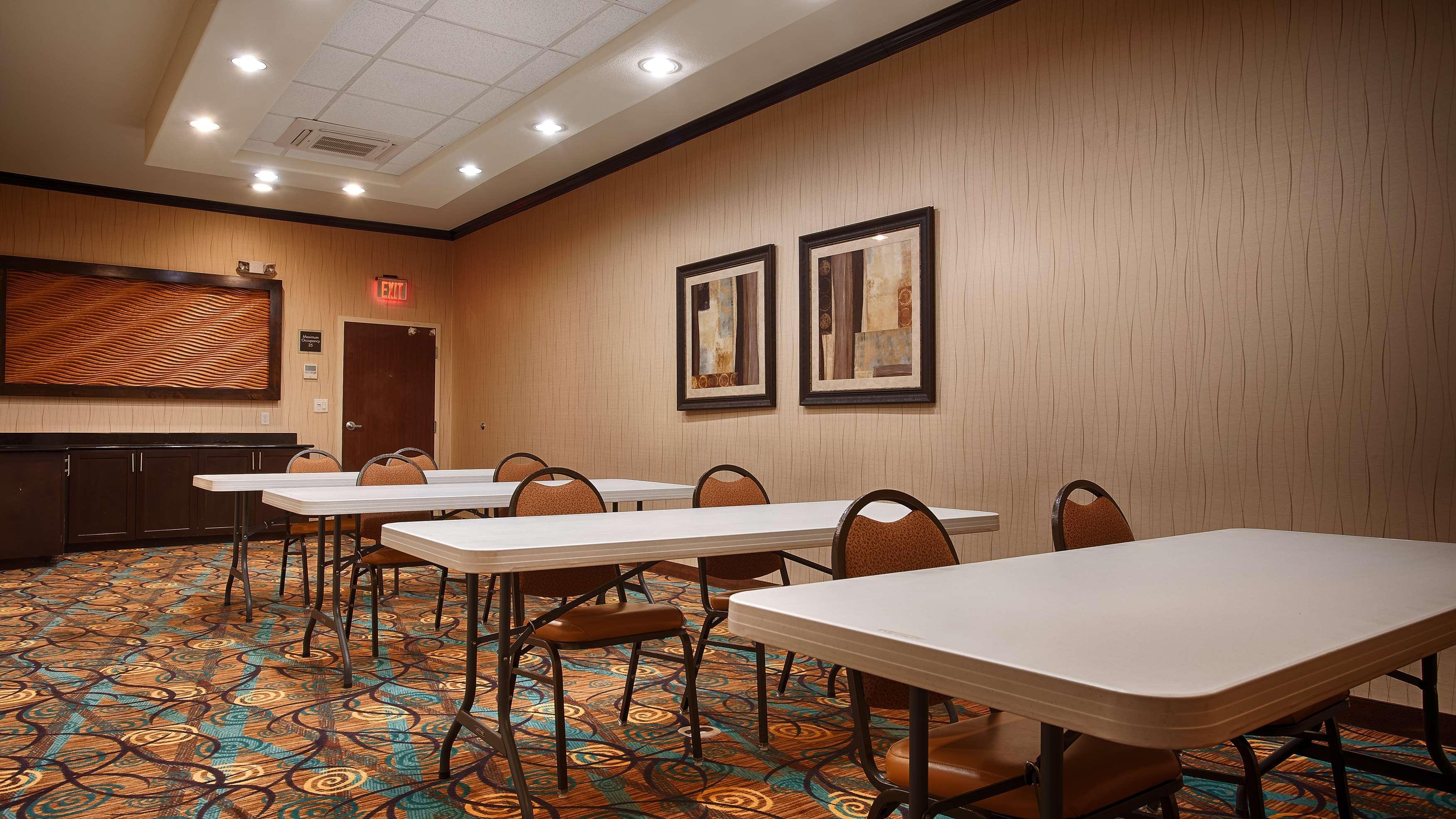 Best Western Plus Midland Suites Экстерьер фото